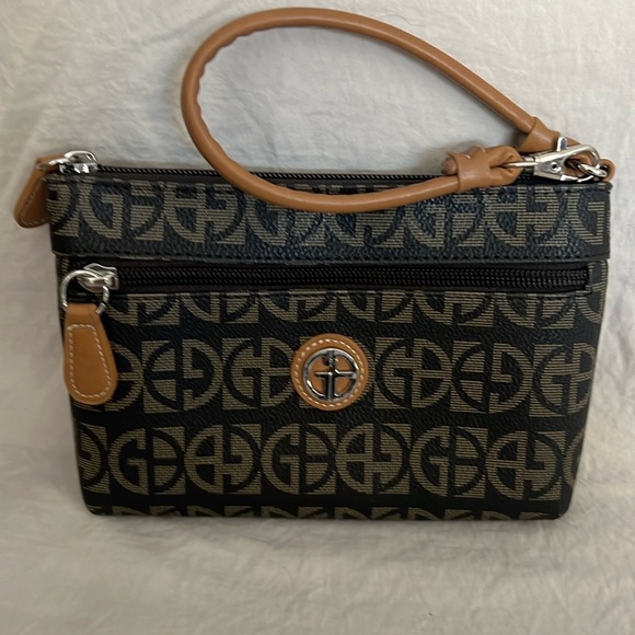 Giani Bernini Block Signature wristlet - Picture 1 of 3